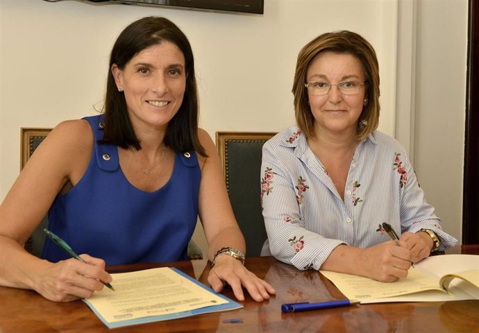 La alcaldesa de Santander, Gema Igual, y la presidenta de ARACCUA, Dolores Cuenca, firman el convenio