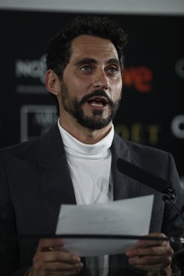 El actor Paco León leyendo los nominados a los premios Goya 2018. 