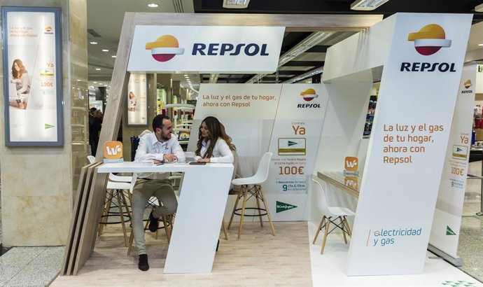 Stand de Repsol de electricidad y gas en centro de El Corte Inglés