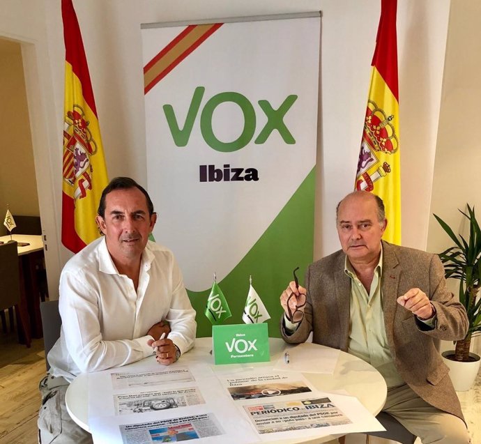 El president del comité insular de Vox en Ibiza y Formentera, Jaime Díaz de Entresotos (derecha).