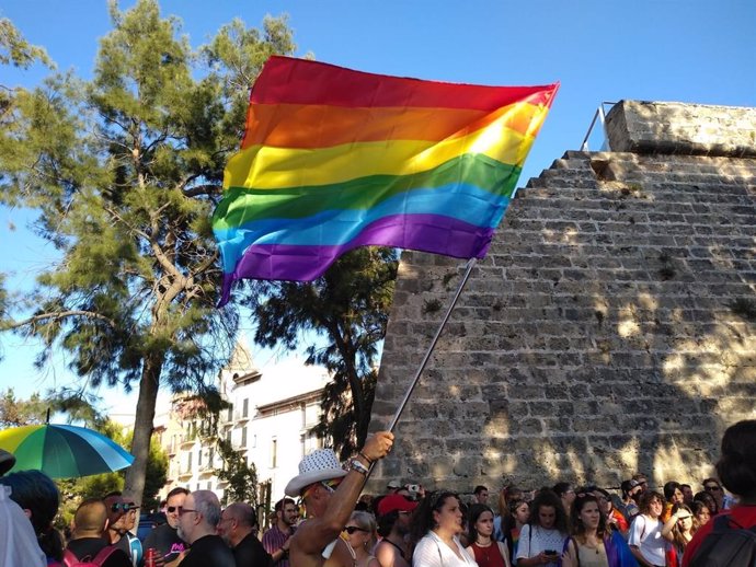 Un home porta una bandera LGTBI durant la manifestació de l'Orgull a Palma de Mallorca.