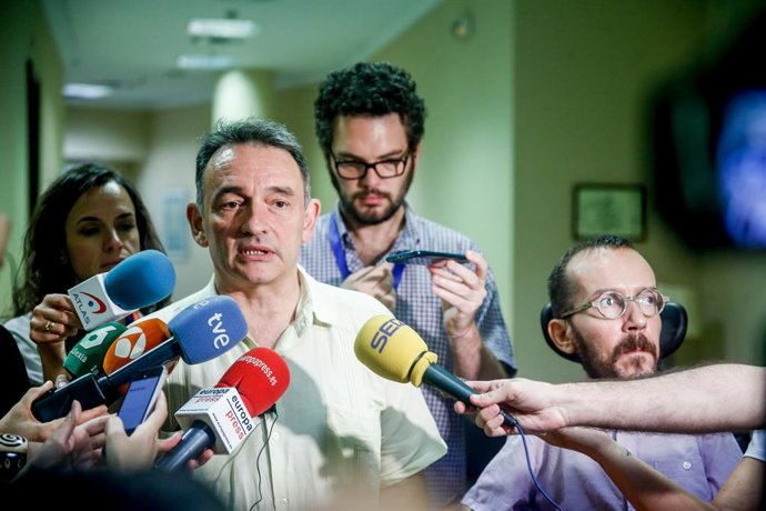 (I-D) El diputado de Unidas Podemos, Enrique Santiago y el secretario de Acción de Gobierno de Podemos, Pablo Echenique, en declaraciones ante los medios de comunicación tras la reunión con representes de asociaciones del mundo científico que reivindica
