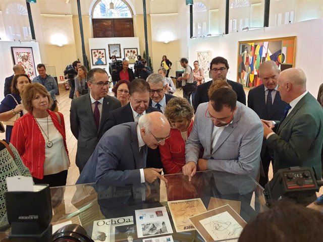 Visita de la ministra de Sanidad y el presidente del Principado a la muestra sobre el 60 aniversario del Nobel a Severo Ochoa