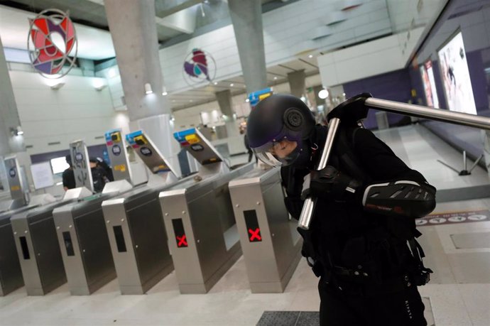 Enfrentamientos en las estaciones al aeropuerto de Hong Kong