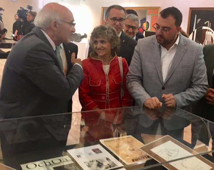 Dolores Carcedo y Adrián Barbón en la visita a la exposición sobre Severo Ochoa