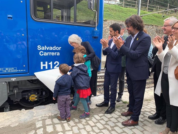 El conseller Dami Calvet y la exconsellera Irene Rigau en la inaguración de la locomotra híbrida Salvador Carrera, bautizada en honor del político y exalcalde de Ribes de Freser (Girona).