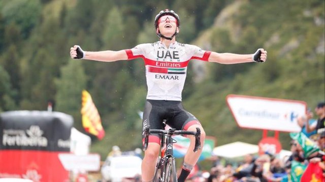 El ciclista esloveno Tadej Pogacar (UAE Team Emirates) celebra un triunfo de etapa.