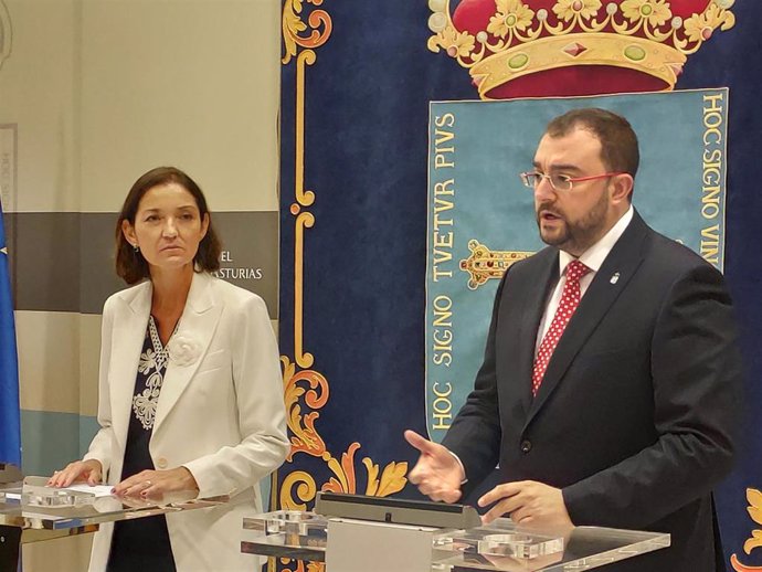 La ministra de Industria, Reyes Maroto, y el presidente del Principado de Asturias, Adrián Barbón, en rueda de prensa.