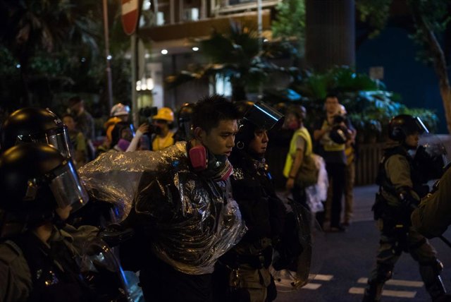 Un manifestante detenido durante las protestas de Hong Kong. 