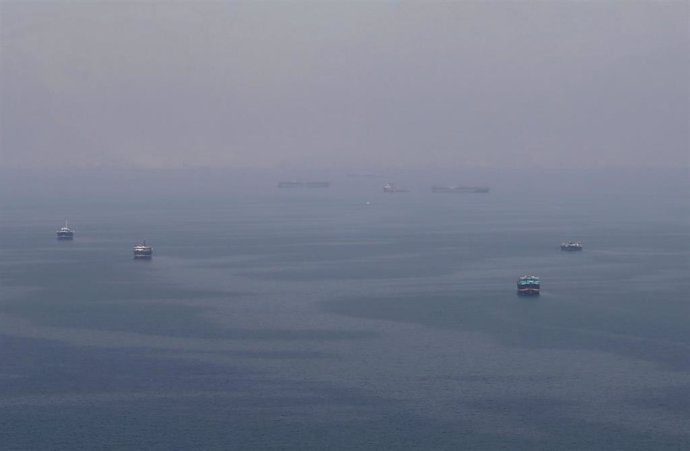 Diversos petroleros atraviesan el estrecho de Ormuz.