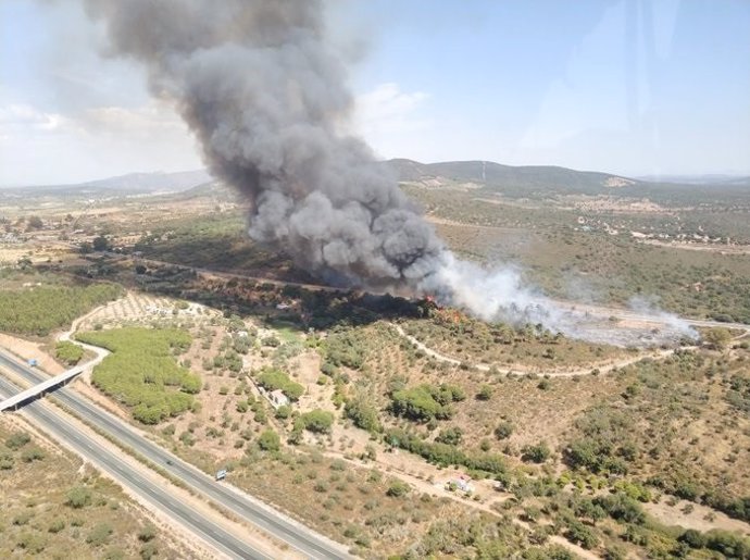 Imagen aérea del incendio en Alcuéscar