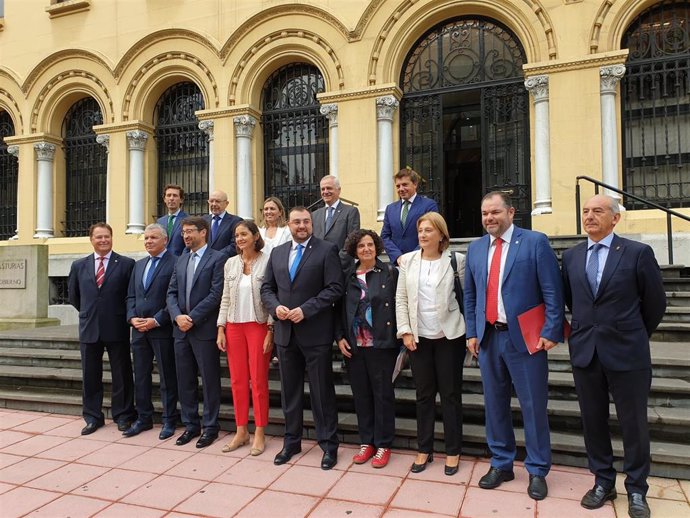 La ministra Reyes Maroto se reúne con representantes del Gobierno del Principado, empresarios y cámaras de comercio de Asturias