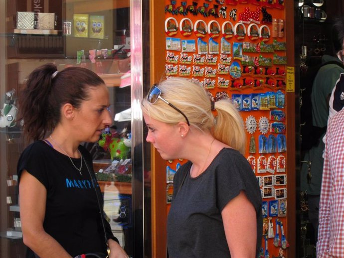 Turistas extranjeros en una tienda de souvenirs, en una imagen de archivo. 