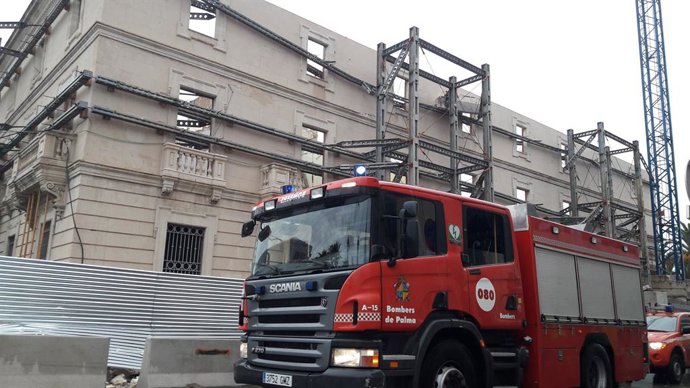 Els Bombers de Palma davant l'antiga seu de l'APB, on s'ha desplomat una cornisa.