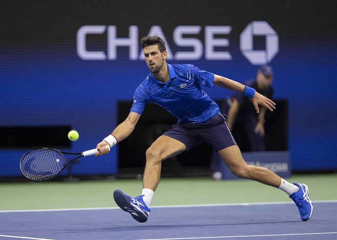 Tenis/US Open.- Djokovic abandona por lesión entre abucheos del público estadoun