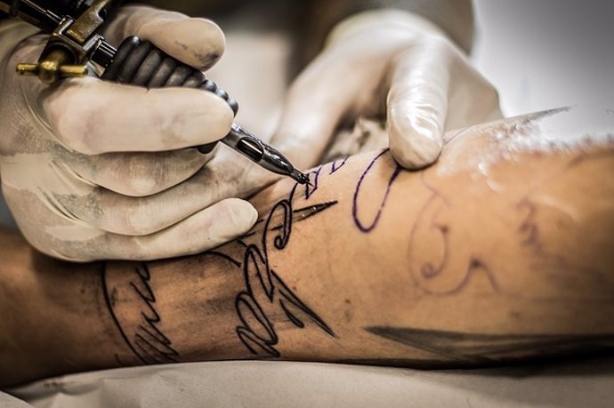 Partículas de metal de las agujas de tatuar entran en el cuerpo, llegan a los ga