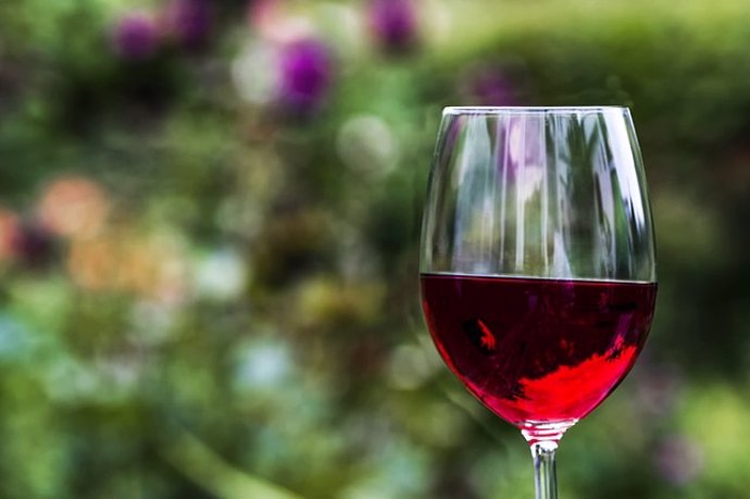 Un estudio halla que los beneficios del vino tinto están relacionados con una me