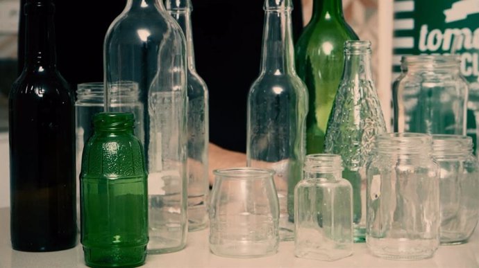 Envases de cristal que pueden ser reciclados.