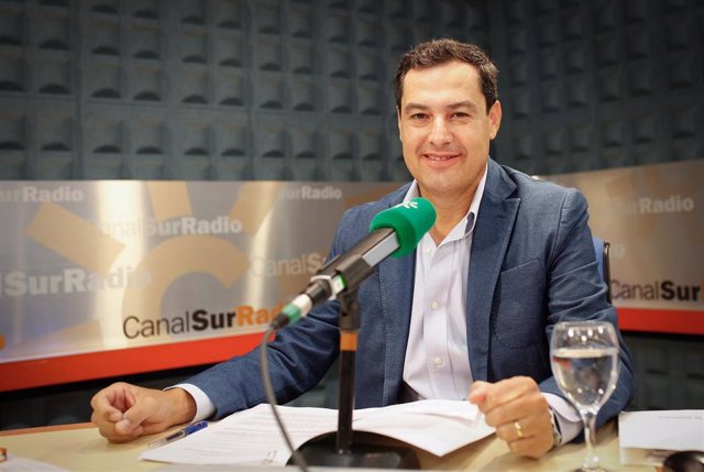 El presidente de la Junta de Andalucía y líder del PP-A, Juanma Moreno, durante la entrevista en Canal Sur Radio