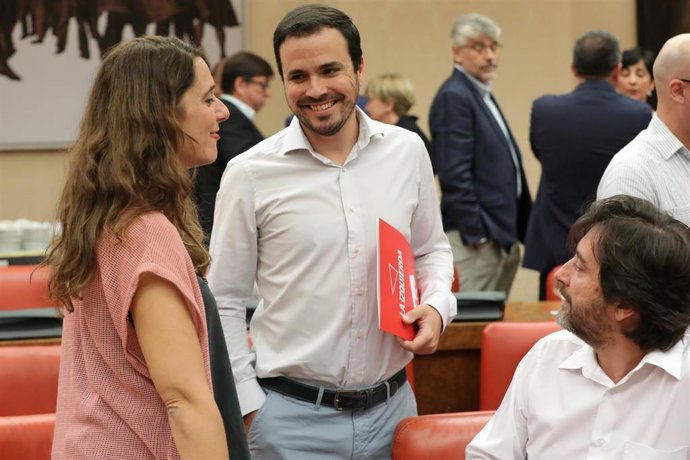El coordinador general de IU, Alberto Garzón, en el Congreso de los Diputados entre dos dirigentes de Podemos.