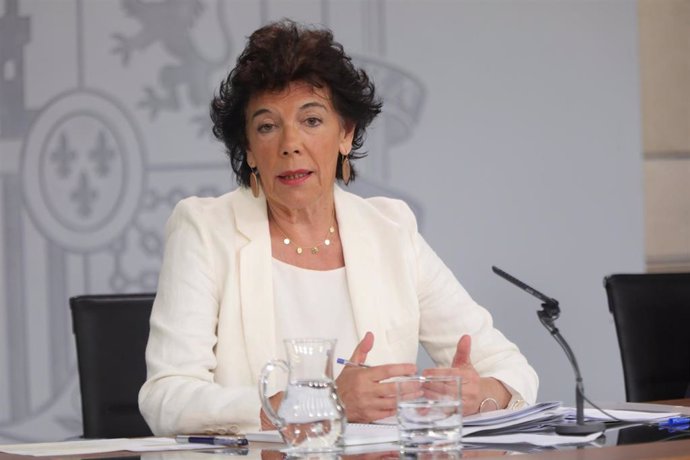 La portavoz del Gobierno y ministra de Educación en funciones, Isabel Celaá, durante su intervención en la rueda de prensa tras el consejo de ministros en La Moncloa.