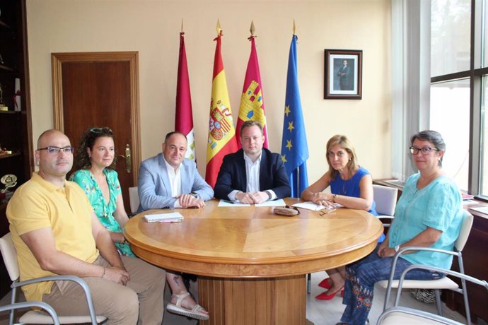El alcalde de Albacete, Vicente Casañ, reunido con miembros de CCOO Albacete