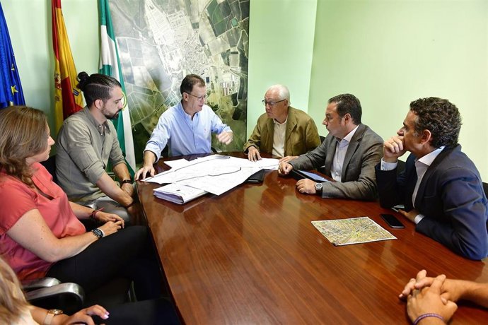 Reunión con el viceconsejero de Fomento, Infraestructuras y Ordenación del Territorio, Jaime Raynaud,y el alcalde, Domingo Delgado