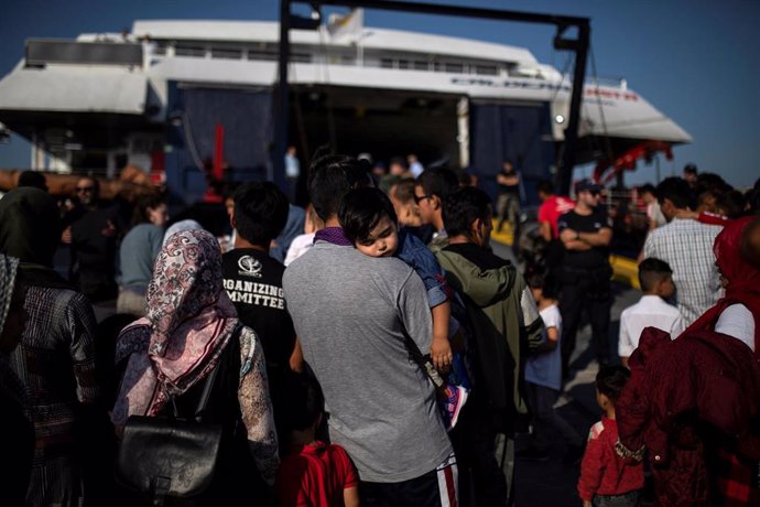 Migrantes embarcando en Lesbos rumbo al norte de Grecia