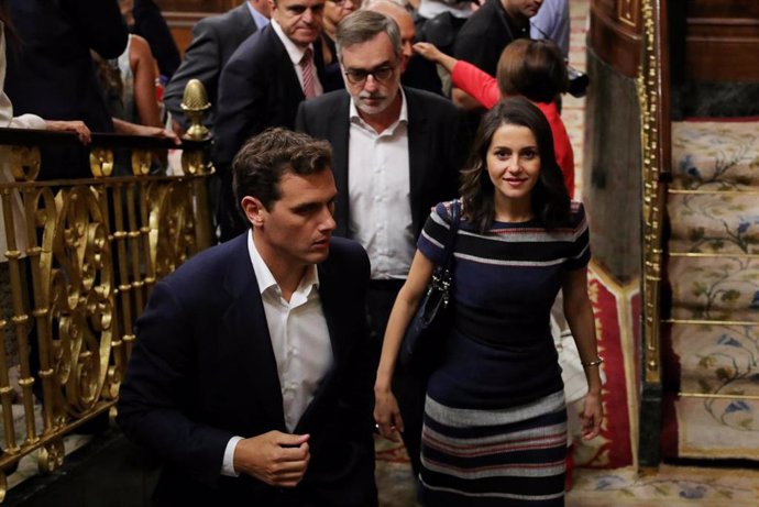 (i-d) El presidente de Ciudadanos, Albert Rivera, el secretario general de Ciudadanos José Manuel Villegas y la portavoz de Ciudadanos en el Congreso, Inés Arrimadas, abandonan el Pleno extraordinario en el Congreso que ha tratado la gestión del 'Open A