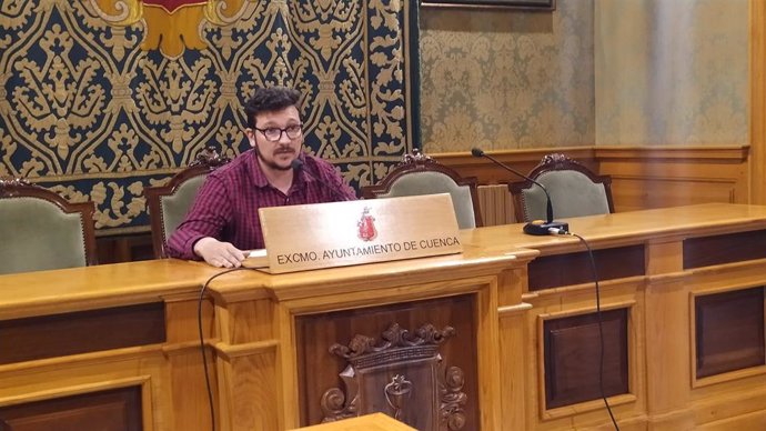 El concejal de Festejos del Ayuntamiento de Cuenca, Adrián Martínez, en rueda de prensa