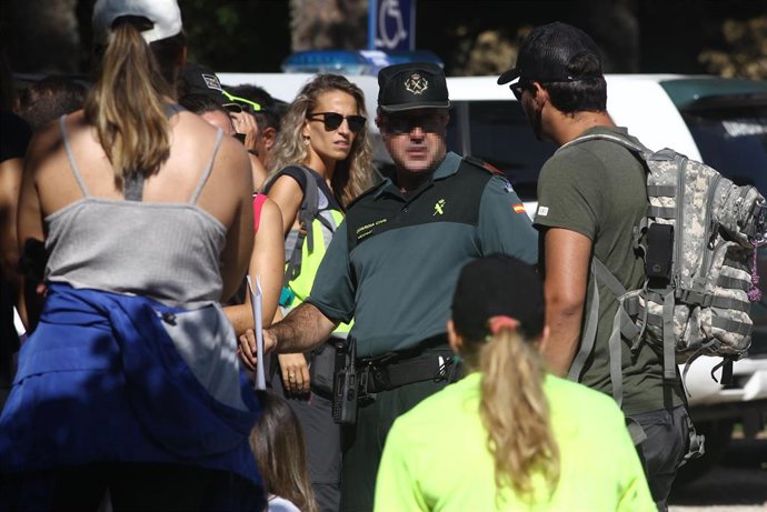 Un agente de la Guardia Civil en la localidad madrileña de Cercedilla, donde continúan las labores de búsqueda de la esquiadora y medallista olímpica Blanca Fernández Ochoa, desaparecida el pasado 26 de agosto.