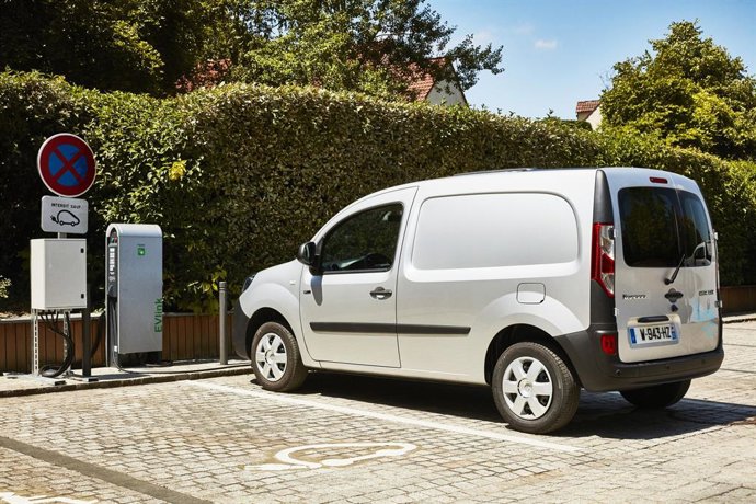 Un vehículo eléctrico recargando (Renault Kangoo ZE)