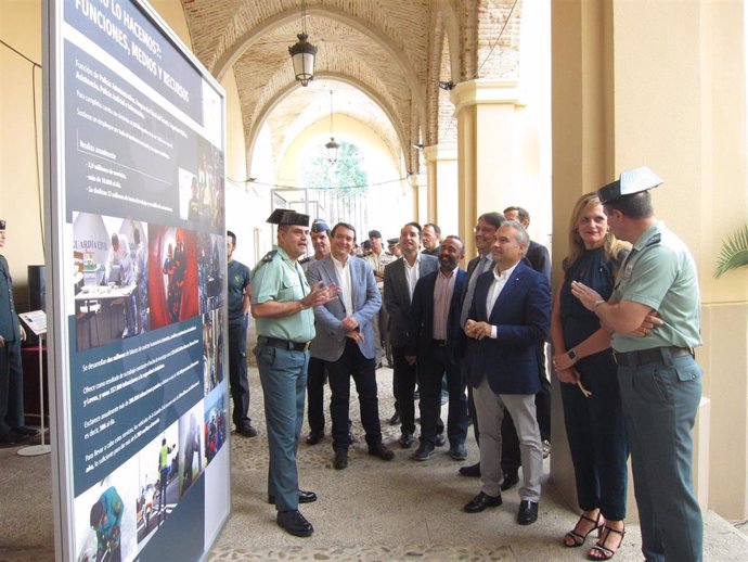 Inauguración de una exposición en Badajoz sobre los 175 años de la Guardia Civil