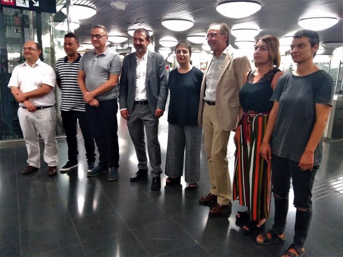 Xavier Flores y Rosa Alarcón con representantes de TMB y concejales de Barcelona, Santa Coloma de Gramenet y L'Hospitalet de Llobregat