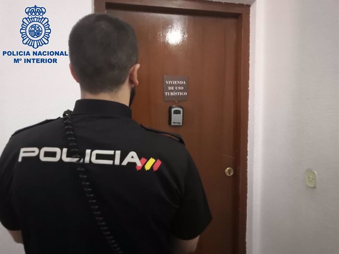 Un agente de Policía observa una casa de alquiler turístico en Logroño