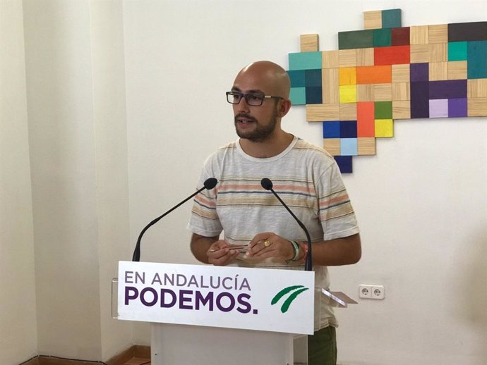 El responsable de la Secretaría Política y de Comunicación de Podemos Andalucía, Pablo Pérez Ganfornina, en rueda de prensa este lunes