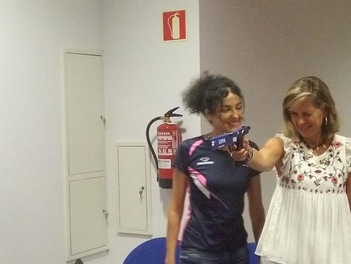 Concepción Méndez apunta con una pistola de láser, junto a Natalia Santa Bárbara