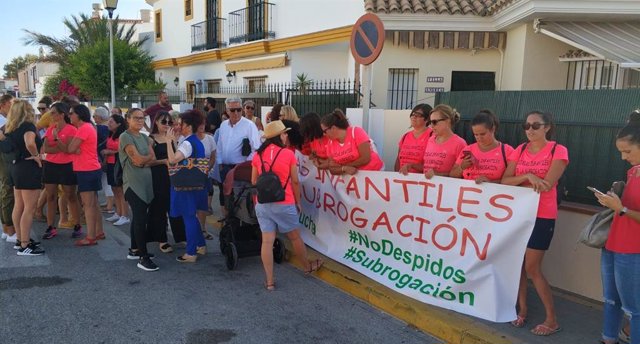 Imagen de la concentración de las monitoras despedidas de la escuela infantil Rocío Jurado en Chipiona (Cádiz).