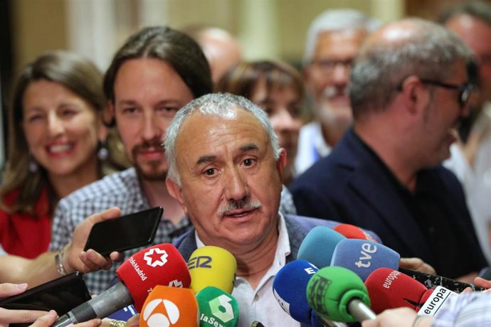 El secretario general de UGT, Pepe Álvarez, responde a los medios a la salida de la reunión de su partido con UGT y CCOO mantenida en el Congreso de los Diputados de Madrid.