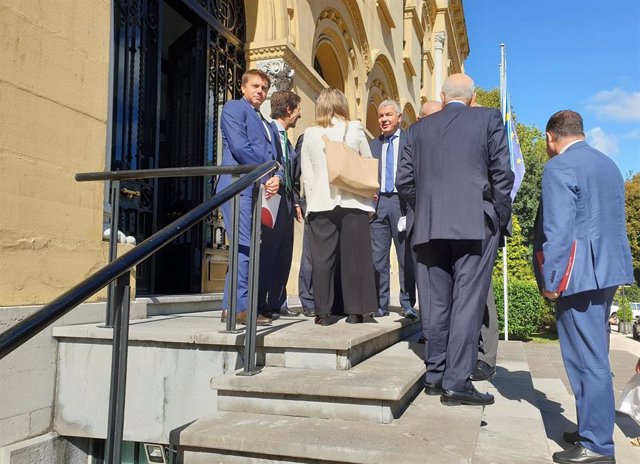 Representantes de los empresarios y las cámaras de comercio de Asturias tras reunirse con la ministra Reyes Maroto y el Gobierno del Principado