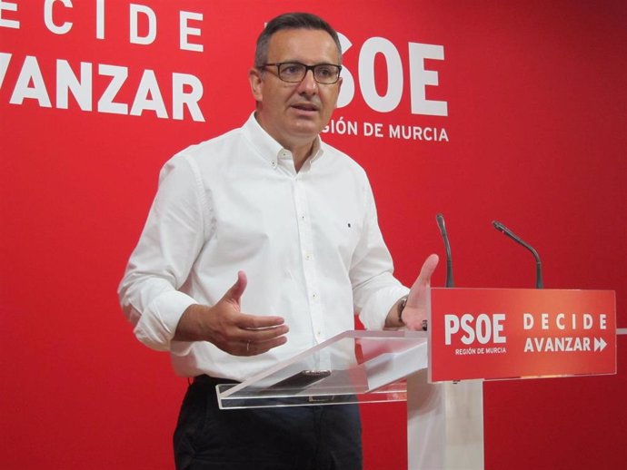 El secretario general del PSRM y portavoz del Grupo Parlamentario Socialista, Diego Conesa, en rueda de prensa en el sede del PSOE