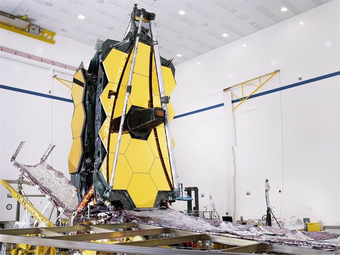El telescopio espacial James Webb completamente ensamblado con su parasol y estructuras de paletas unificadas que se pliegan alrededor del telescopio para su lanzamiento