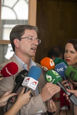 El portavoz del Gabinete Técnico de Listeriosis, José Miguel Cisneros, atiende a los medios antes de celebrarse la comisión parlamentaria de Salud.  