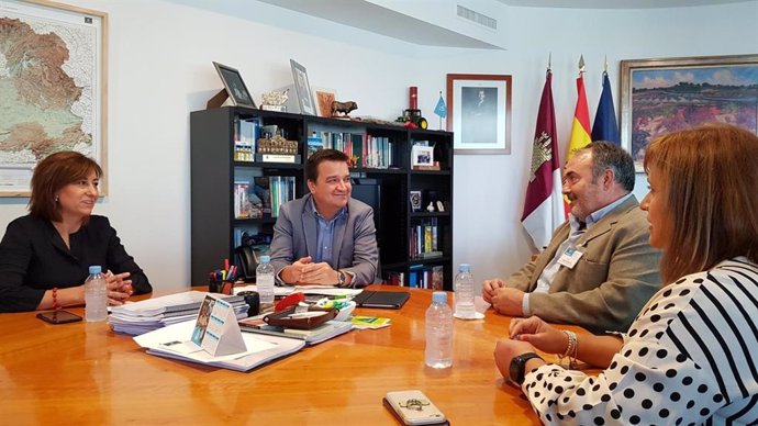 El consejero de Agricultura, Agua y Desarrollo Rural de C-LM, Francisco Martínez Arroyo, reunido con el secretario general de UGT en la región, Carlos Pedrosa.