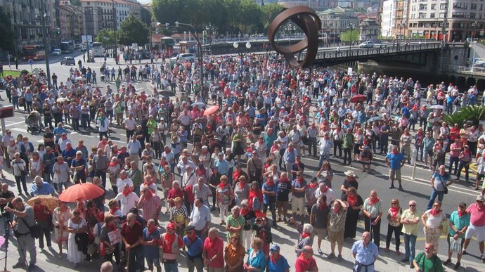 Concentración de pensionistas frente al Ayuntamiento de Bilbao