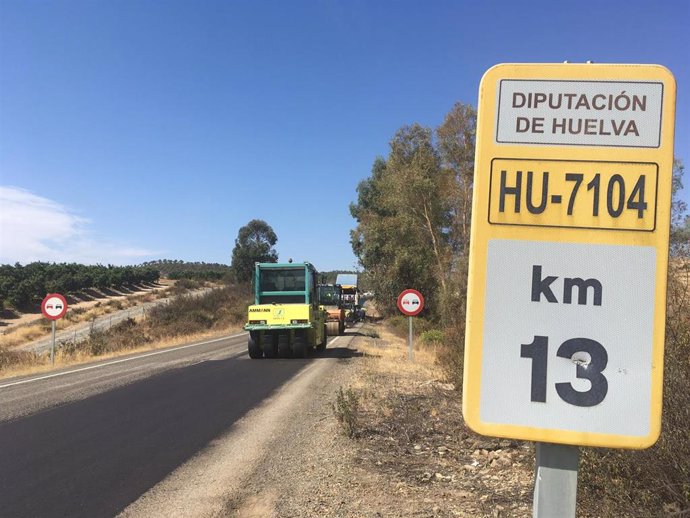 Diputación realiza obras en la carretera HU-7104 que une la N-435 con Cabezas Rubias.