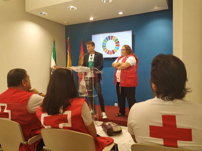 Una exposición y talleres de Cruz Roja llegan a varios barrios de Cáceres para c