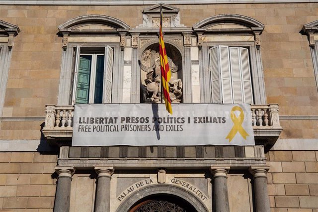 Pancarta y lazo amarillo en la Generalitat (Archivo)