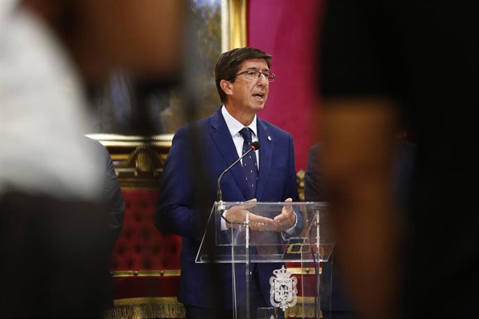 El vicepresidente de la Junta y consejero de Turismo, Regeneración, Justicia y Administración Local, Juan Marín (c),  comparece en rueda de prensa tras reunirse con el alcalde de la capital granadina, Luis Salvador. En el Consistorio.