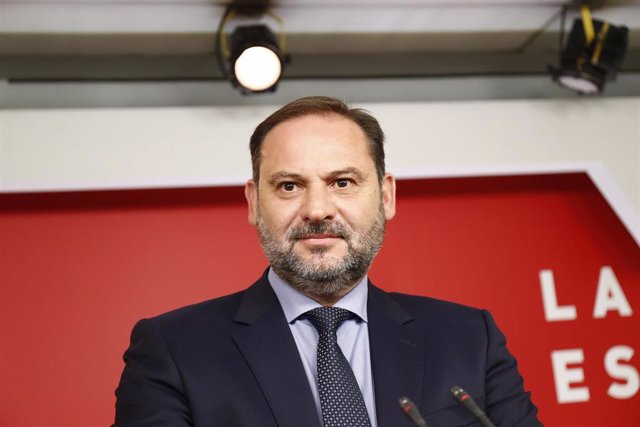 El minsitro de Fomento en funciones, José Luis Ábalos, durante la rueda de prensa, tras la reunión de la Comisión Ejecutiva del PSOE.